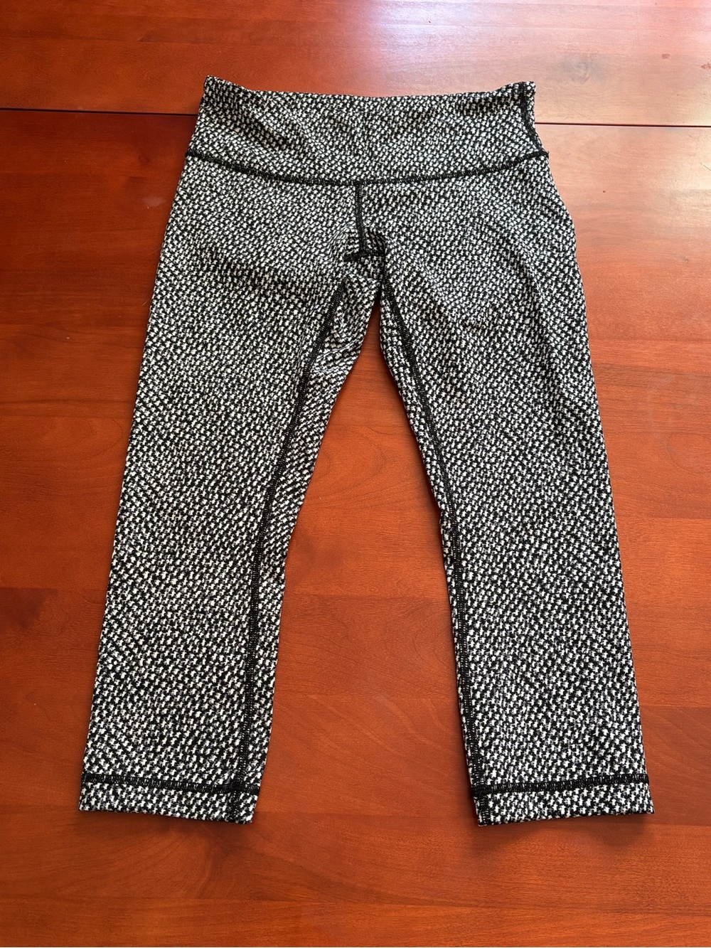 Lululemon Athletica Black and White Women’s Leggings Size 6